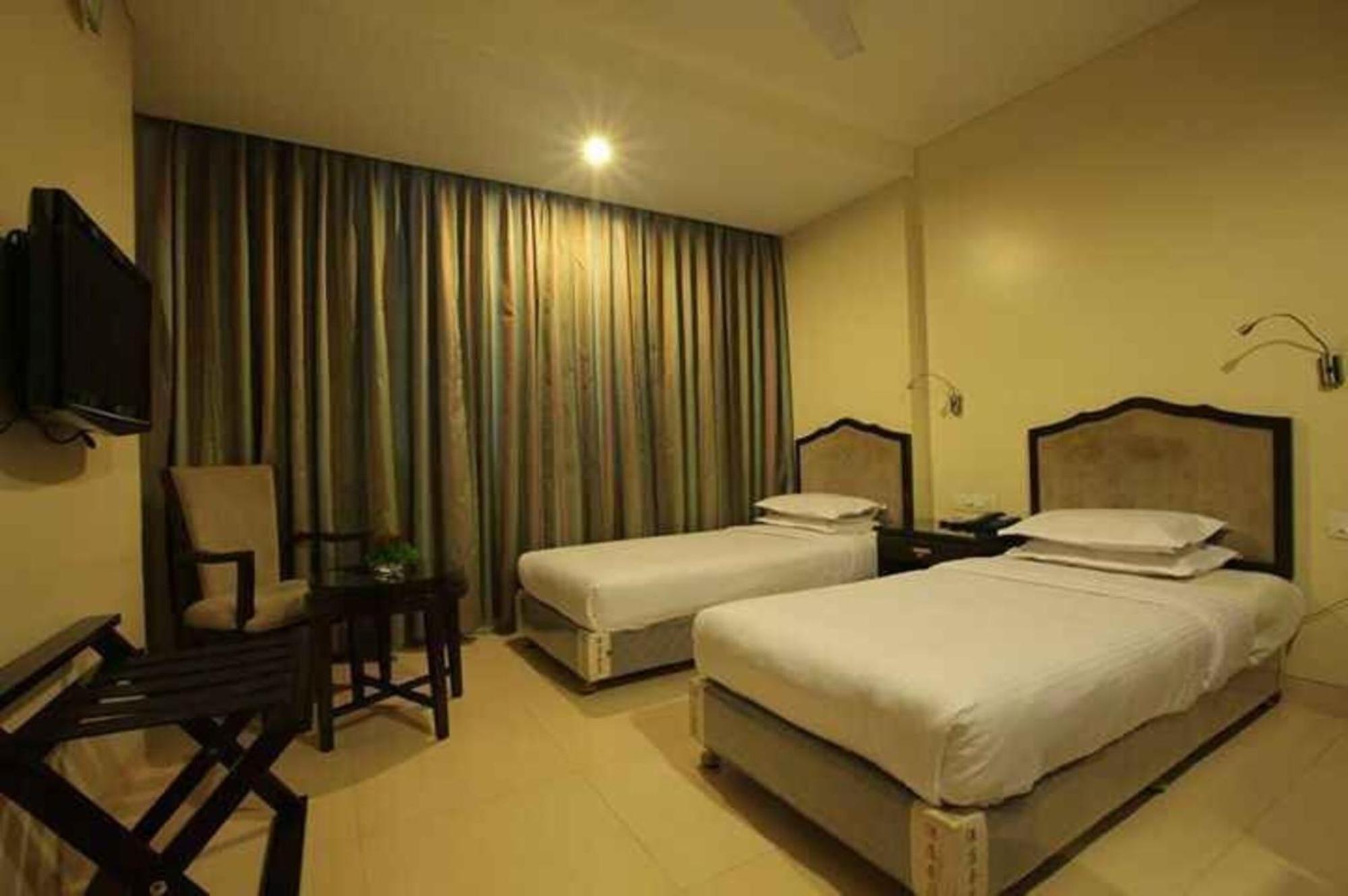 Hotel Ashoka, Pune Yerandwane ภายนอก รูปภาพ